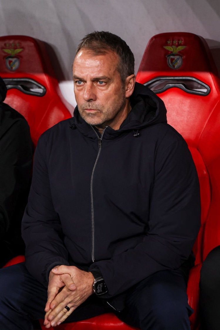 西班牙六台：弗里克在更衣室里与球员们发表了长达一小时的讲话。 周六发生的事情确实