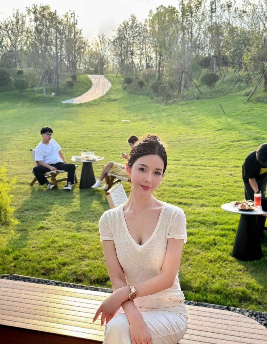 端庄，贤惠，有国泰民安的感觉！