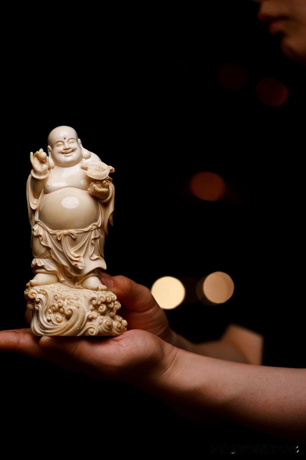 有些弥勒像，一看见，心情就会跟着松下来。

这尊“福在眼前”以5A猛犸原料雕制，