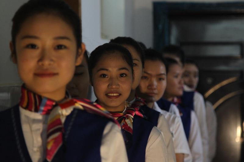 最近海航空姐统一戴长发簪引发了安全讨论。有网友晒出照片，担忧又尖又长的发簪不安全