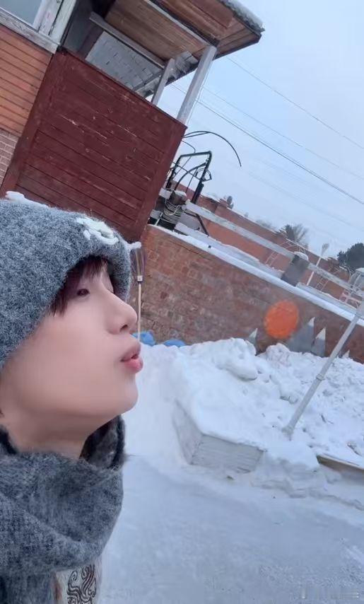 丁程鑫说这边下雪啦丁程鑫说我在俄罗斯很想你 丁程鑫说我在俄罗斯很想你，丁程鑫说这