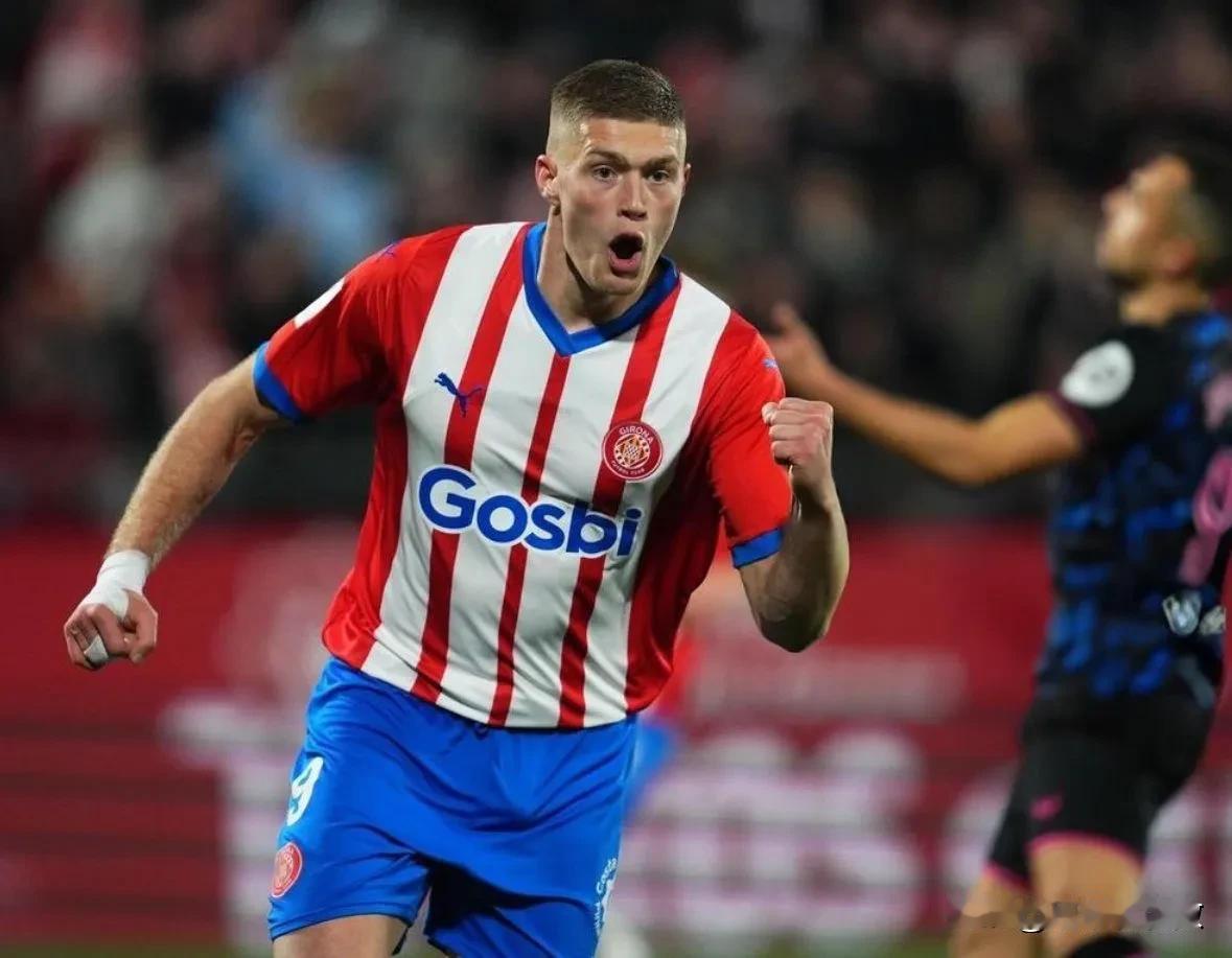 多夫比克在联赛最后一轮戴帽，反超了瑟洛特实现逆袭，以24球夺得了本赛季西甲金靴，