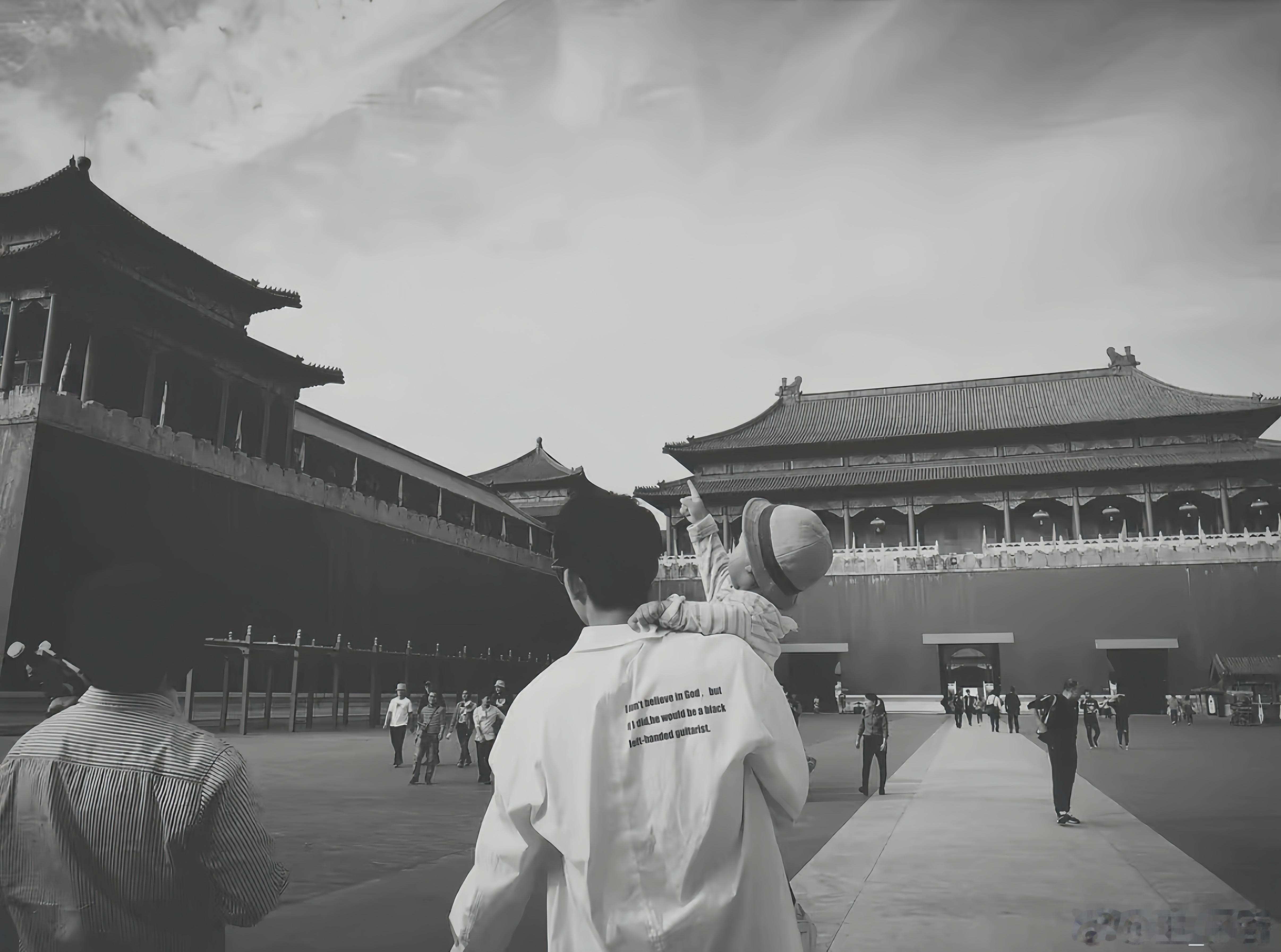 等我小了妈咪也要这样抱我拍游客照。。。。 