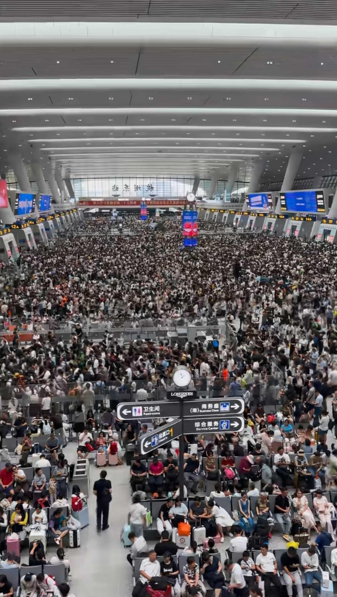 杭州火车站出现灾难级人群聚集