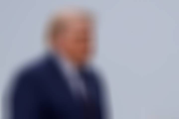 美媒，美国特朗普总统表示他正在认真考虑在伊朗恢复大规模作战行动——包括规模将超过