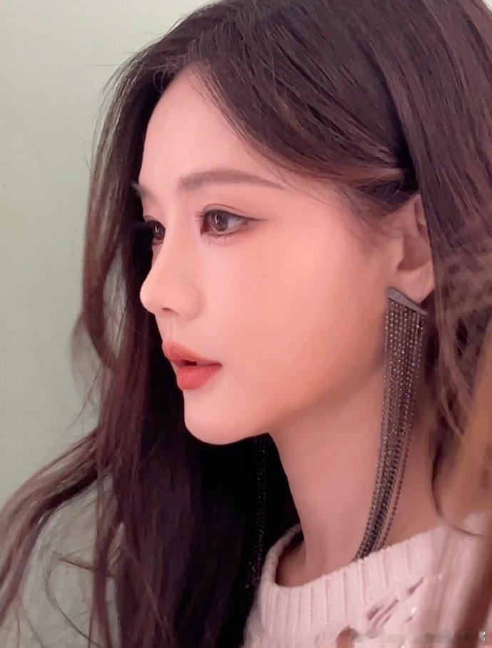 #李一桐有点艺术细菌在身上# 李一桐秋游照美翻，和狗狗超有爱！画画虽抽象，但真心