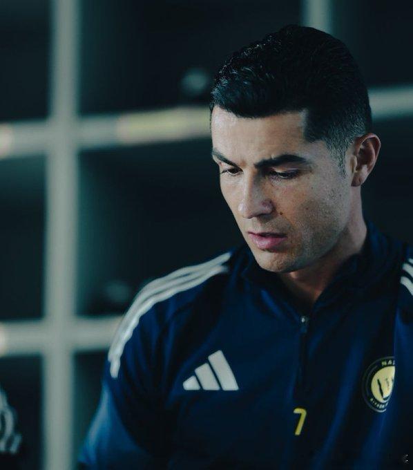 C罗回归训练！《中东报》：C罗已在今日回归利雅得胜利训练，正参与全队合练为下场比