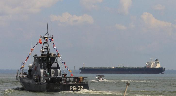 新闻快讯——路透社报道：美国海岸警卫队正在委内瑞拉附近国际水域拦截一艘受制裁船只