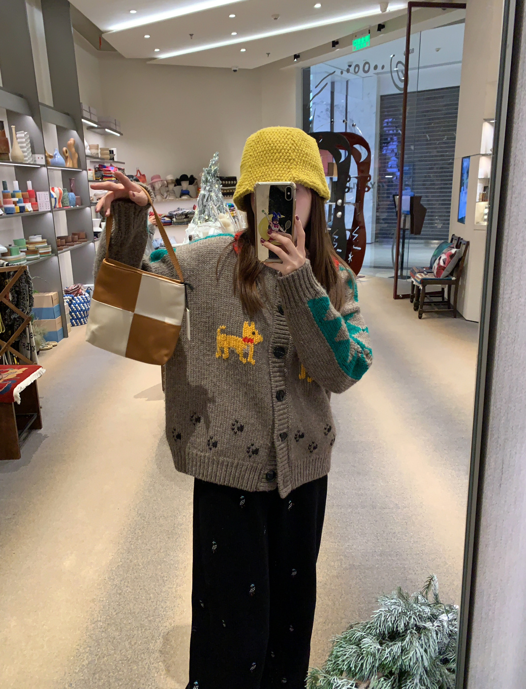 有次我穿这件在香港就有一个阿姨拍拍我问我是手织的吗真好看💗 很有童趣感的圣诞小