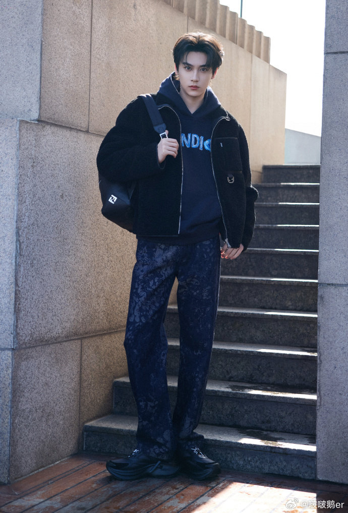 田栩宁fendi上班 首🐍上班状态很好，很松弛了，ny都来学学，别一味在ao 