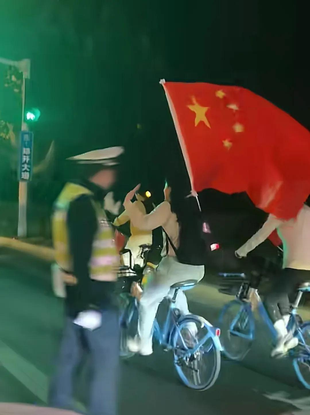 郑州大学生夜骑开封，身披国旗的小哥哥、小姐姐们又出发了！！！
潇洒洒脱，敢想敢干
