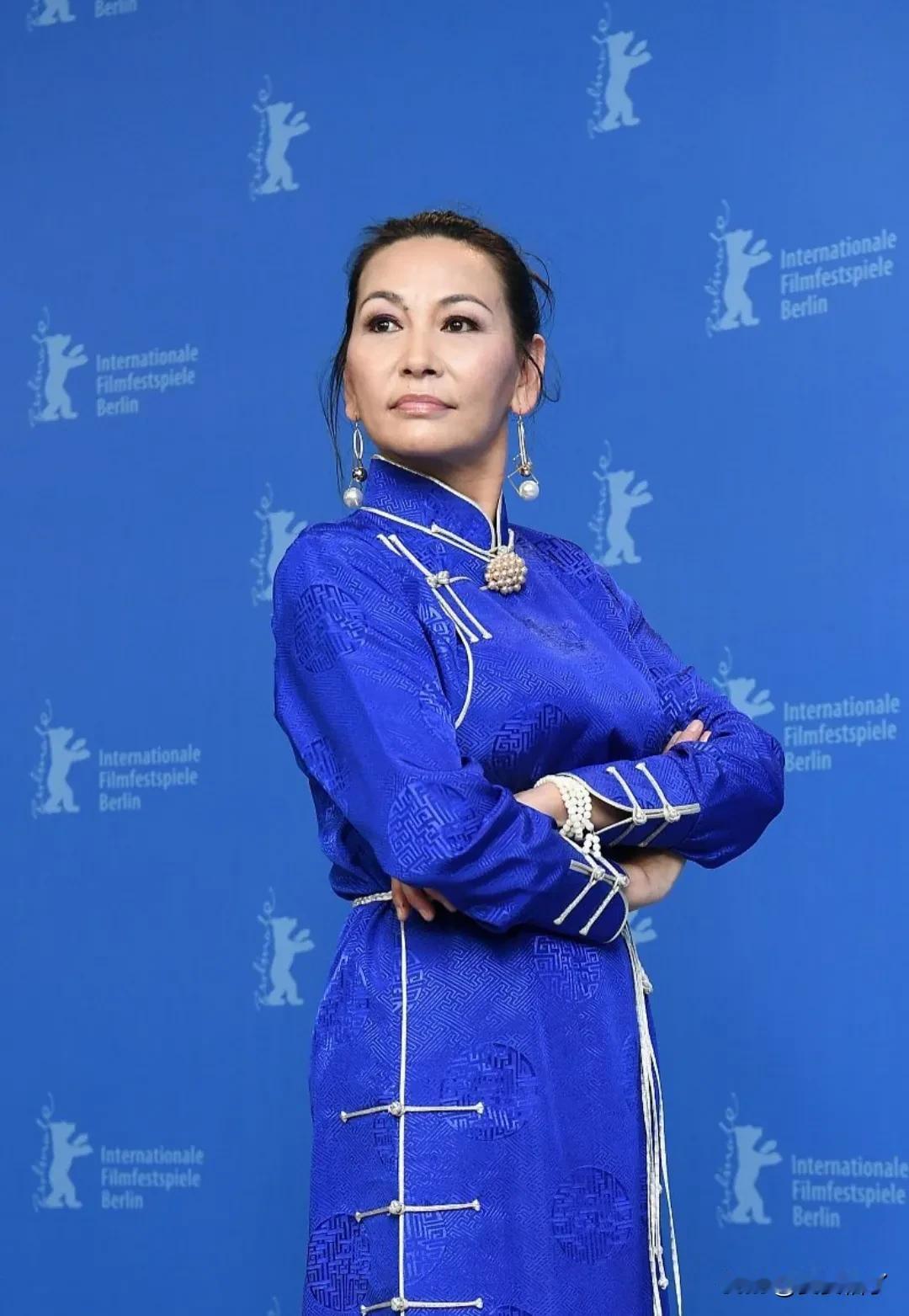 这两位艺术家气质的演员居然是夫妻。
来自内蒙古的实力派影后艾丽娅，极具表演张力和