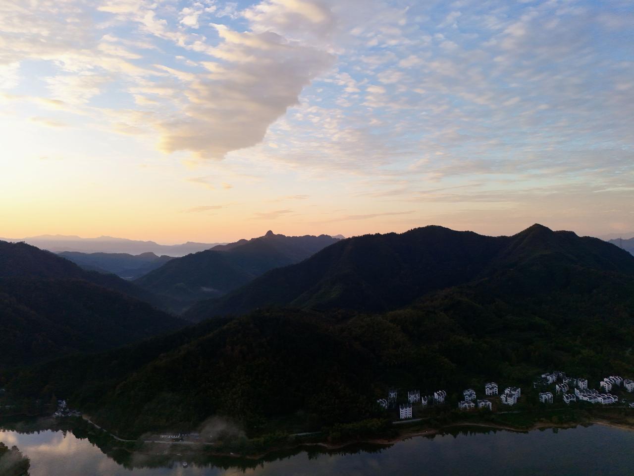 跟一个学生聊天，其实这个学生我感觉蛮好的。但是家长反馈就是孩子在家里面不太愿意跟