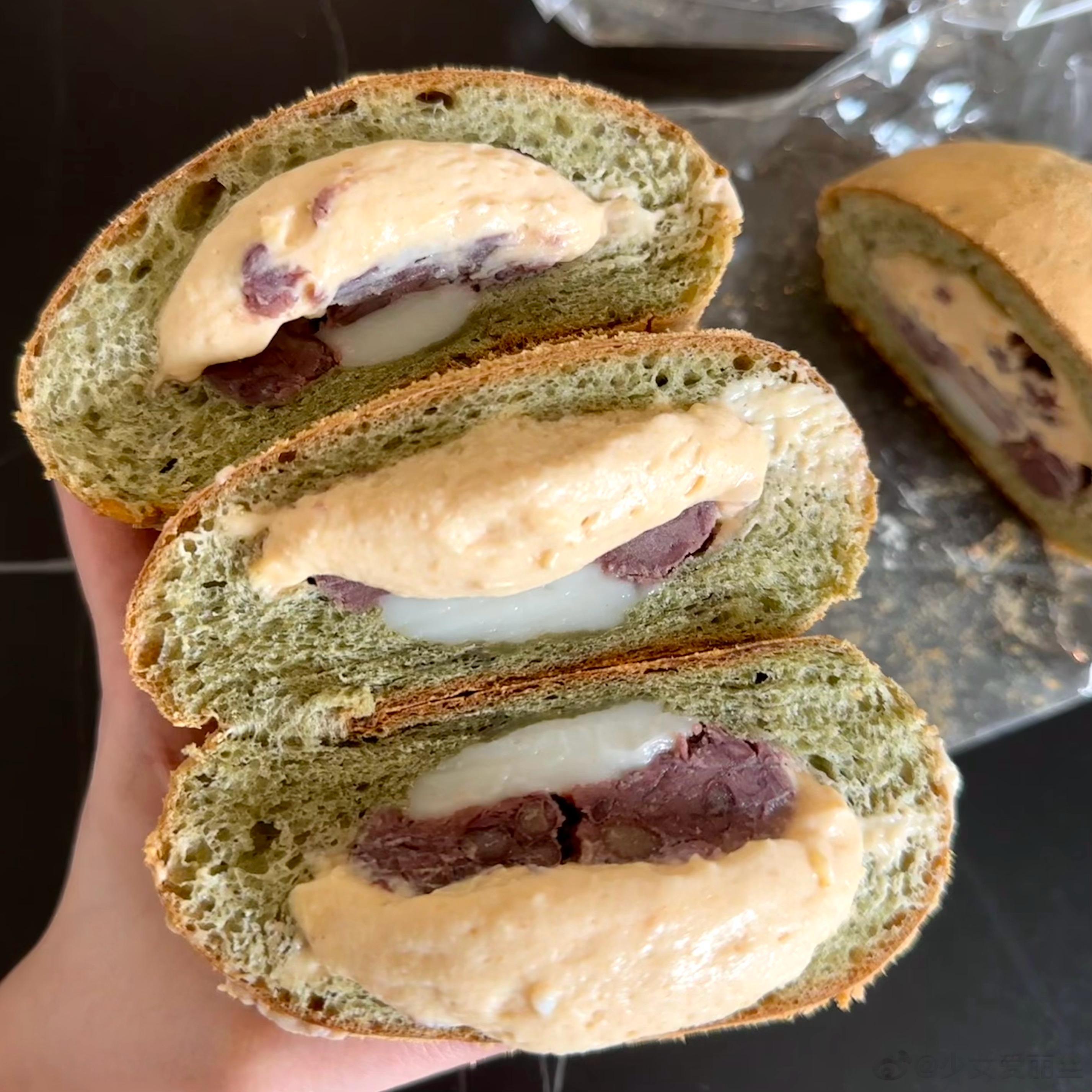黄豆面包 好吃 好爱黄豆粉嗷 ​​​