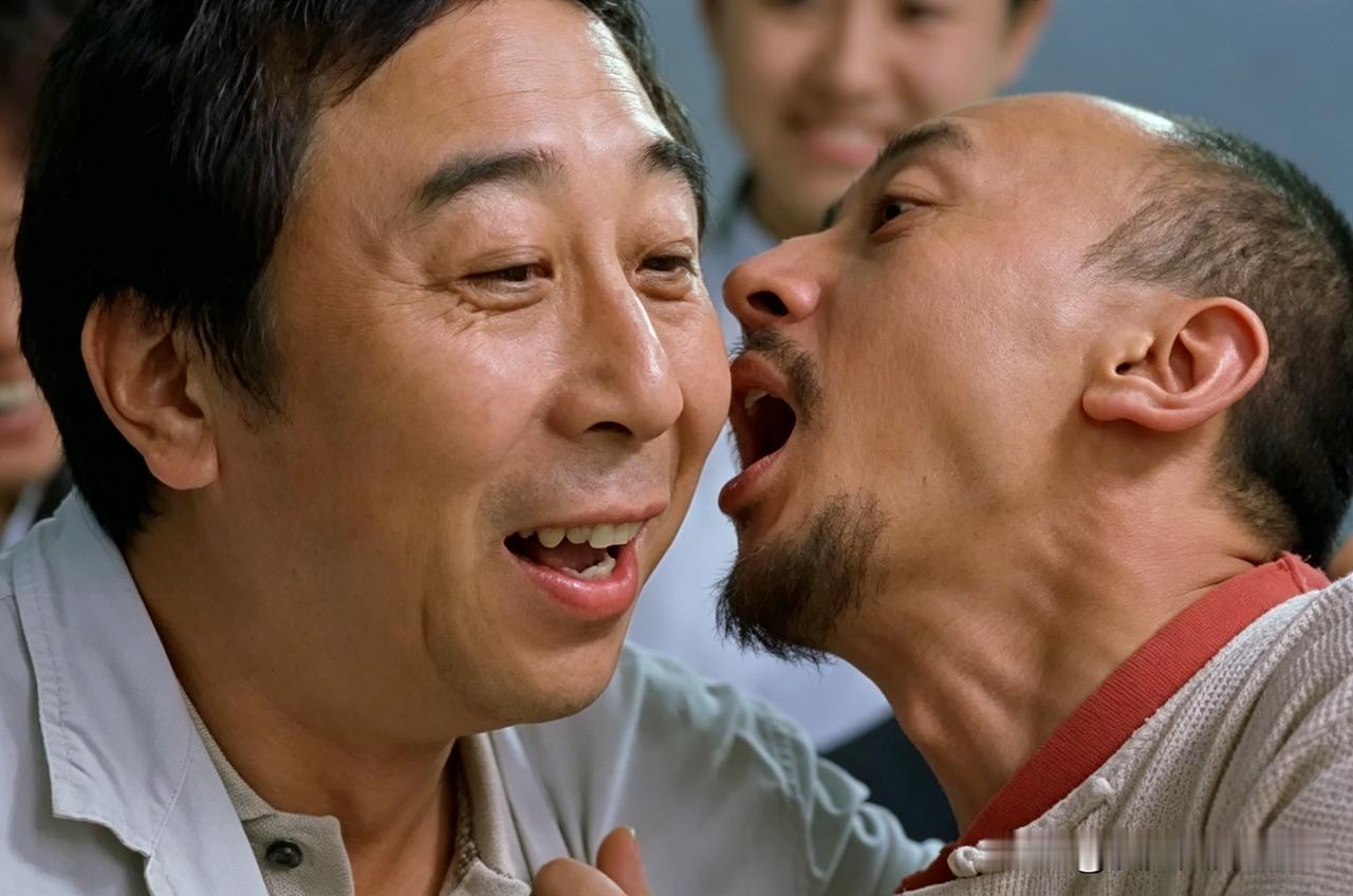 他们俩在说啥悄悄话，这么神秘？