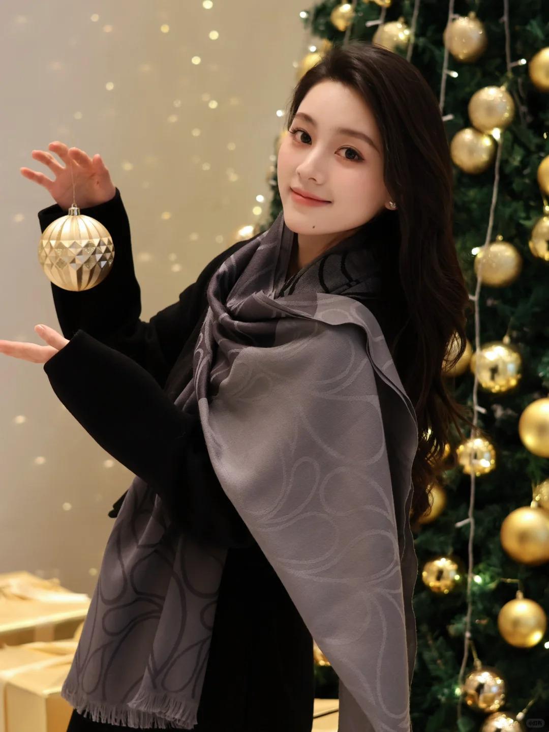 笑容妩媚的北京模特小姐姐，眼尾的小痣像糖霜点缀的碎钻，浅浅嵌在肌肤上，笑时痣随眼