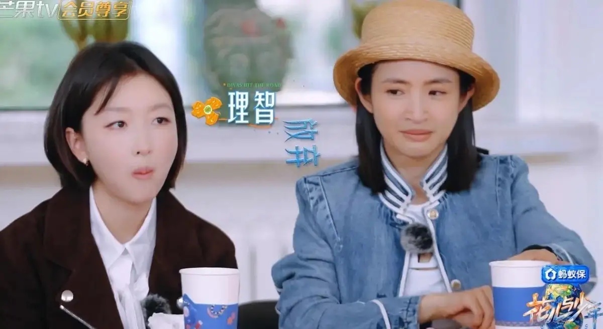 《花儿与少年》才刚开播，周冬雨和林依晨同框的画面就已经刷屏了。不是因为她俩多热络