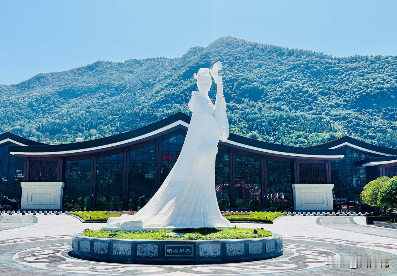 昭君出塞——湖北省兴山县兴山站（高铁站）站前广场（随手拍）
那年去湖北神农架游玩