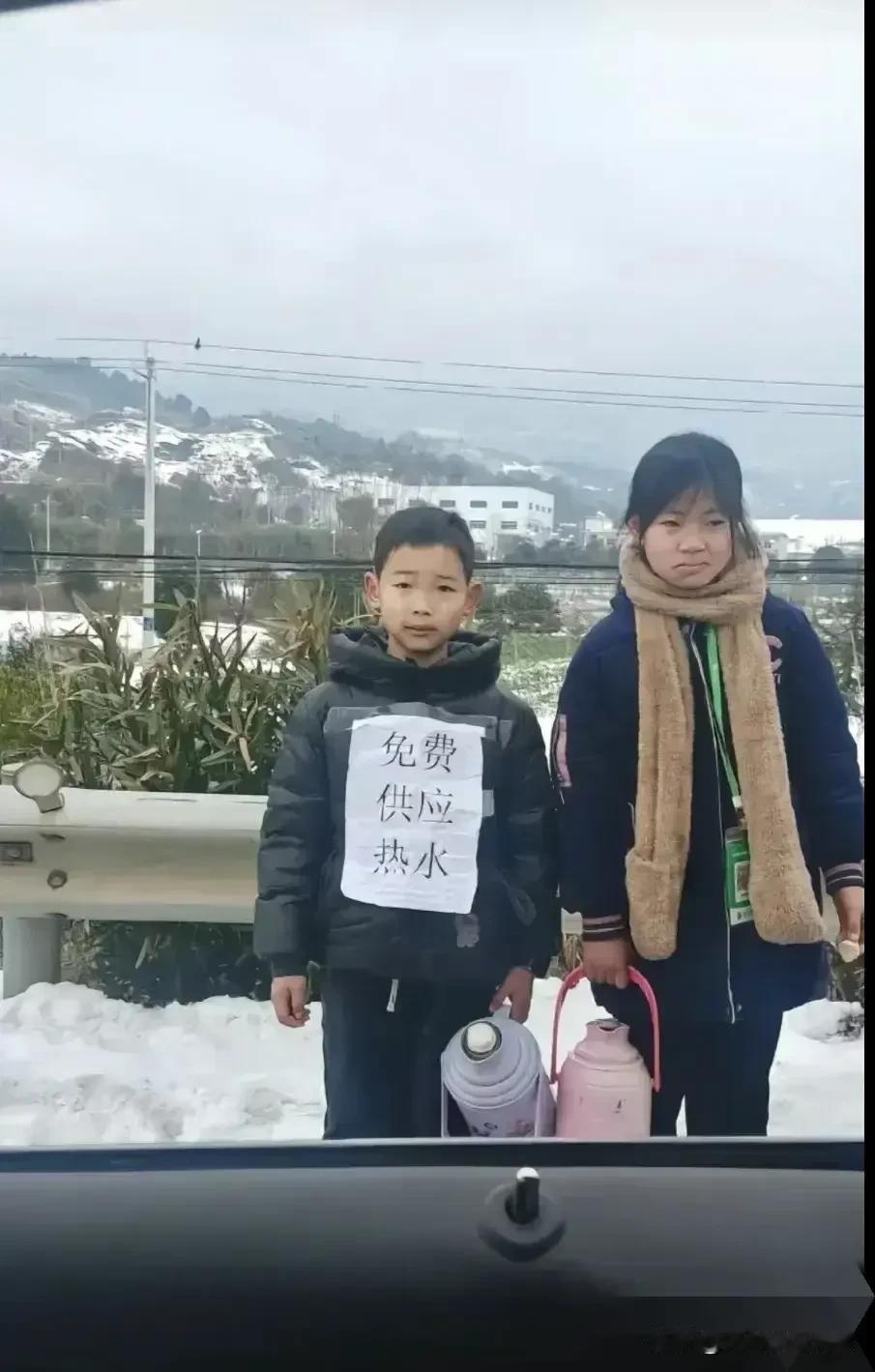 大雪无情，人间有爱。大雪在高速上堵了十几小时，真不敢相信，孩子们拎着开水瓶是从几