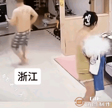 周日，刚好撞上这对夫妻的结婚两周年纪念日……妻子忙了整整一上午，张罗出满满一桌子