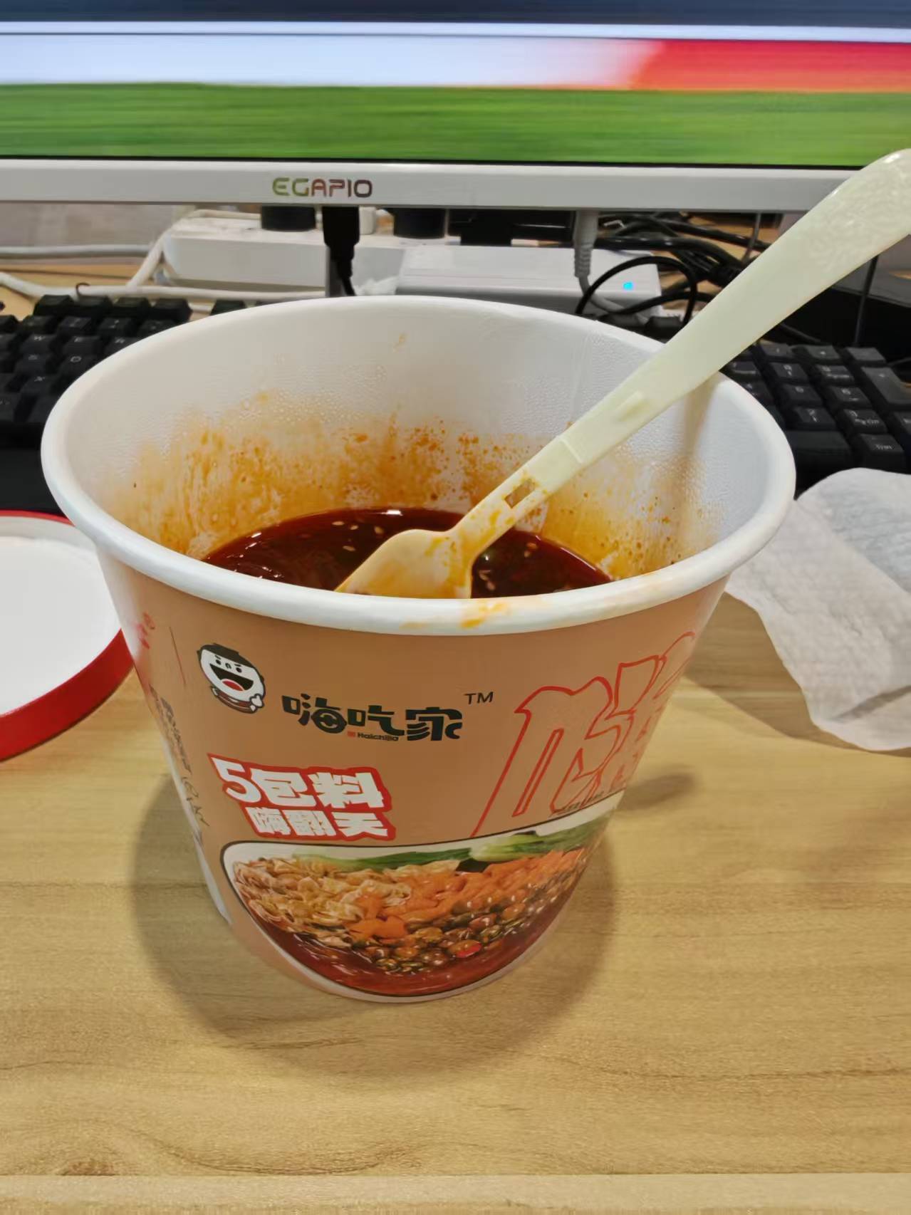 好想来测评嗨吃家酸辣粉，粉不是粉丝，更像是凉菜里的一种粉，有弹性口感好，味道也不