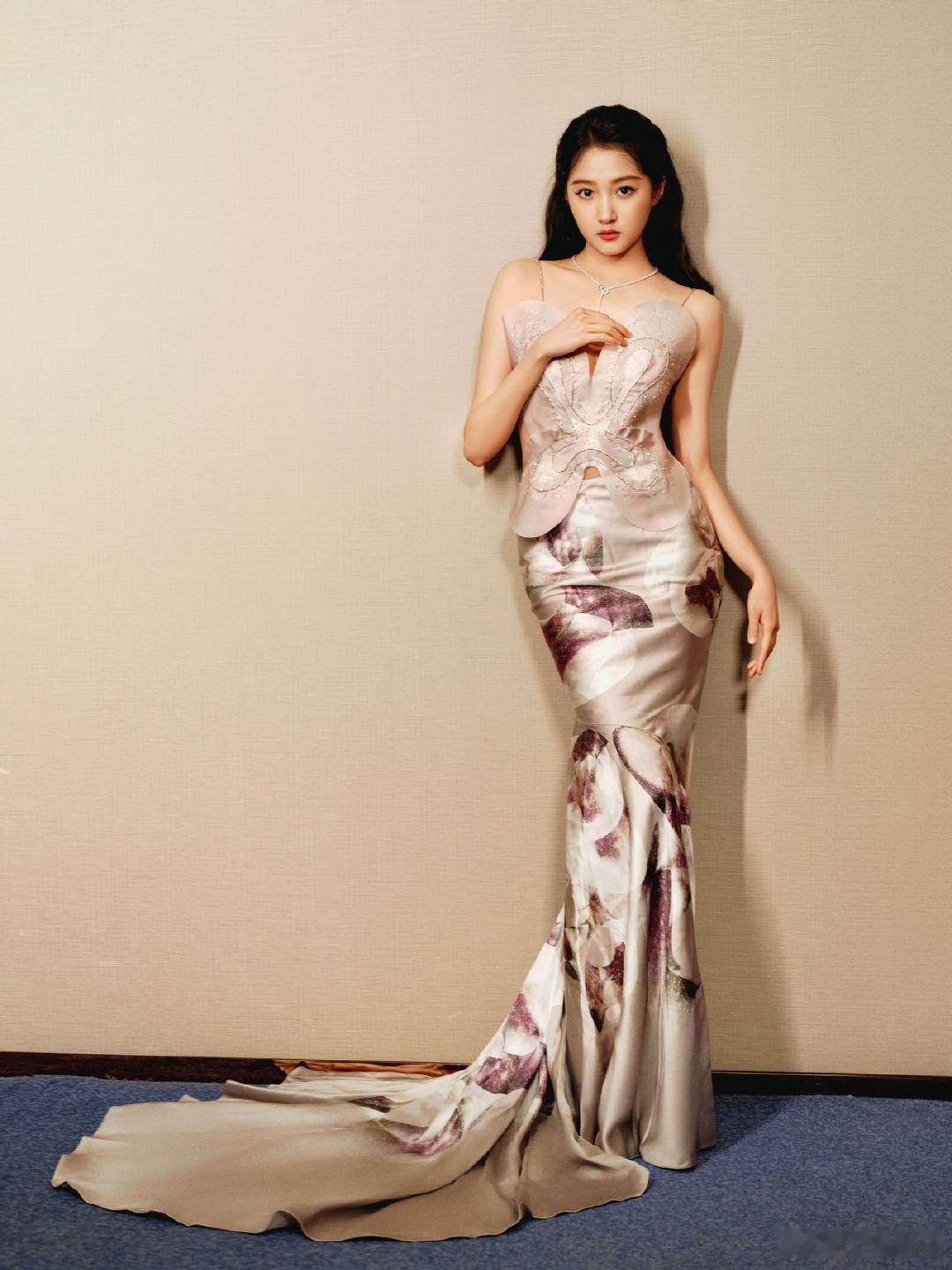 #关晓彤一天两套高定# 关晓彤的时尚表现力毋庸置疑，百花奖上一天两套高定，尤其是