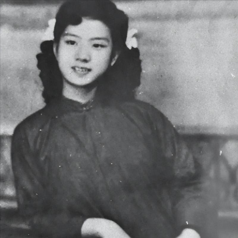 1949年的一天，大特务毛森处心积虑抓到了一个交际花，审讯时扒下她衣服，露出雪白