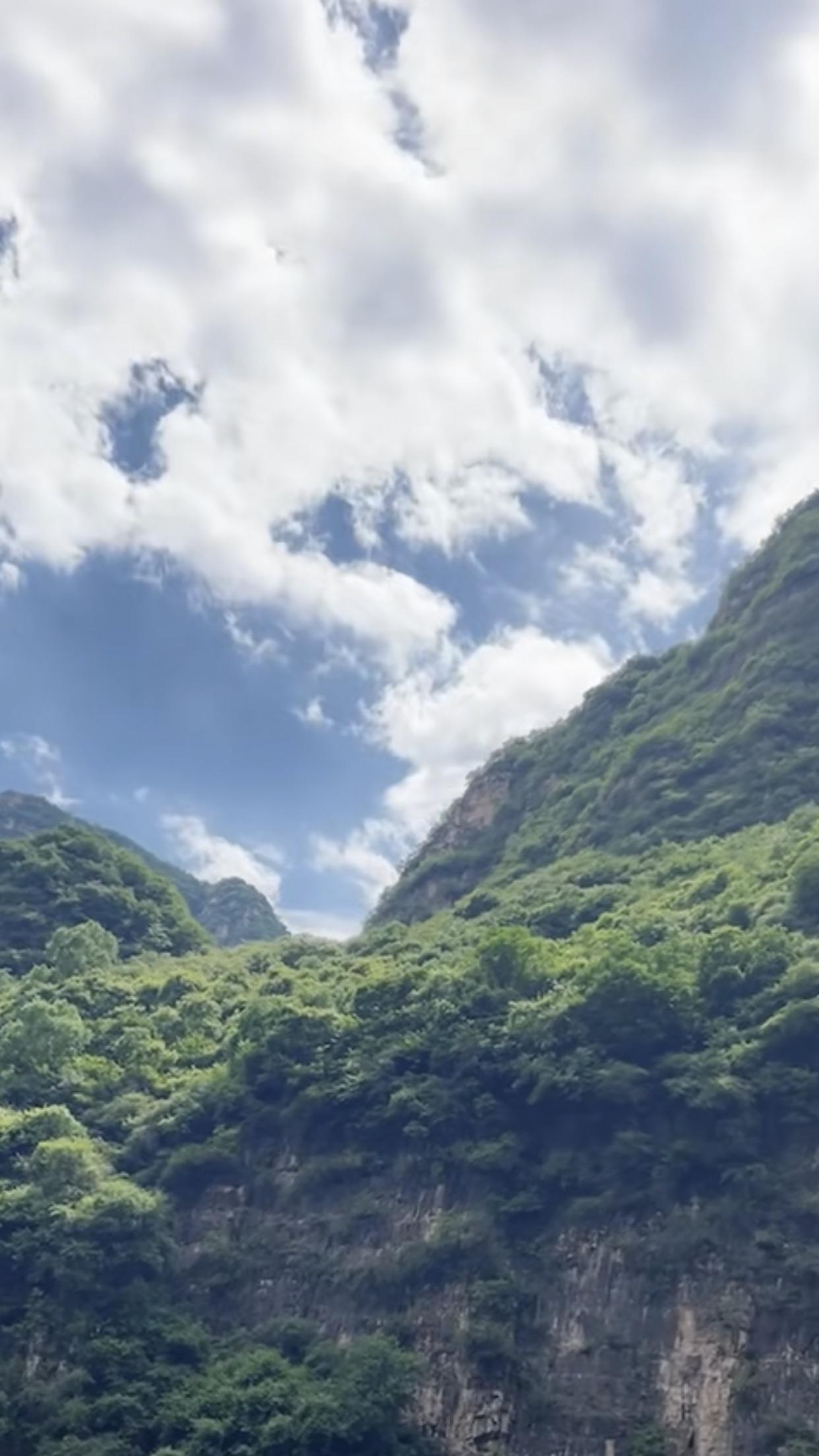 上联：心随云影千峰转；
下联：意逐松风一径深。