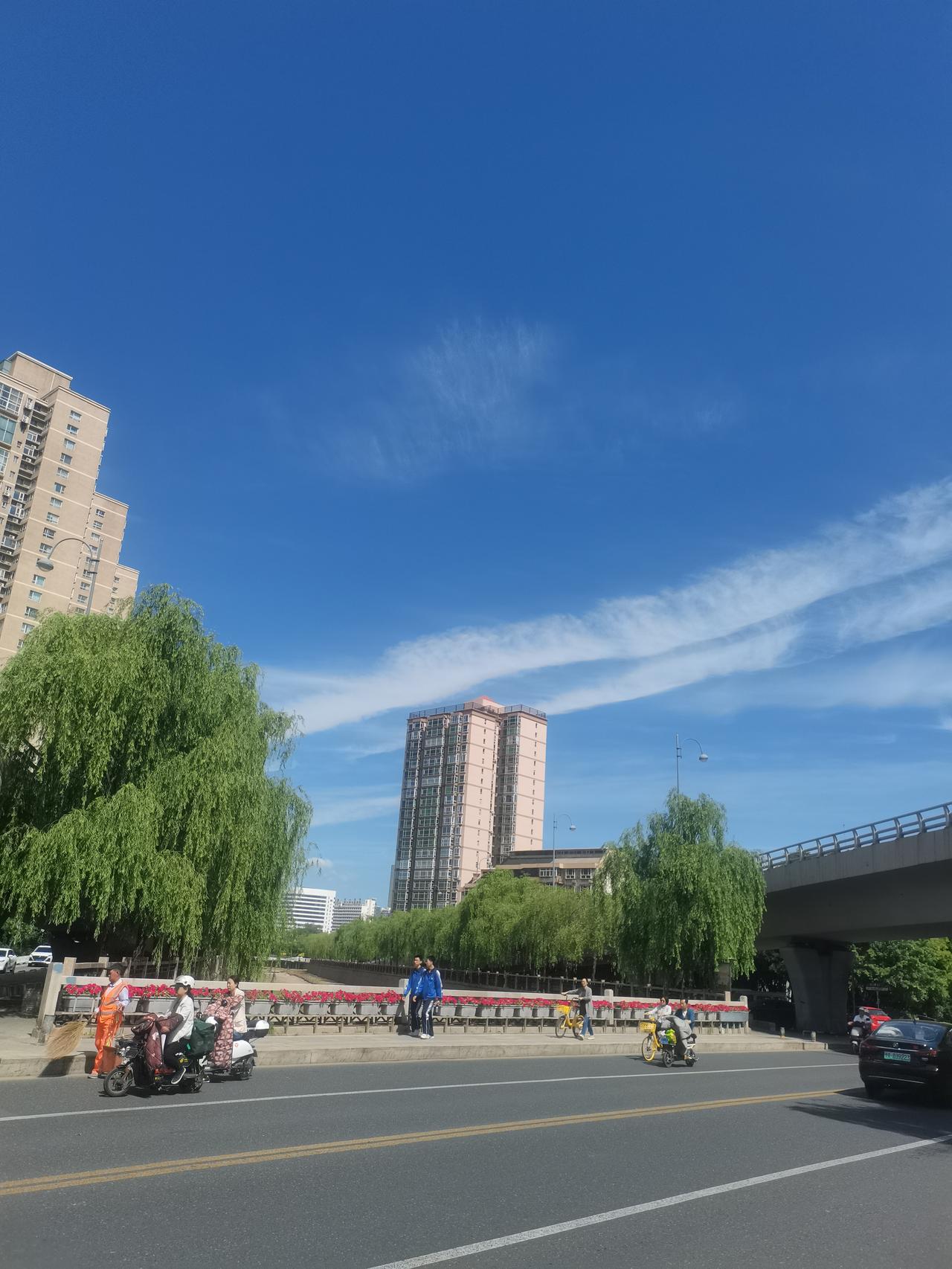 漫步街头赏夏景，
蓝天白云少人行。
太原五中静无声，
高考冲刺仅一周。 
太原高