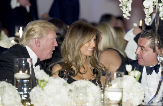 英国媒体爆了个猛料，美国如今的外交圈居然混进了一个前模特经纪人，靠着当年介绍梅拉