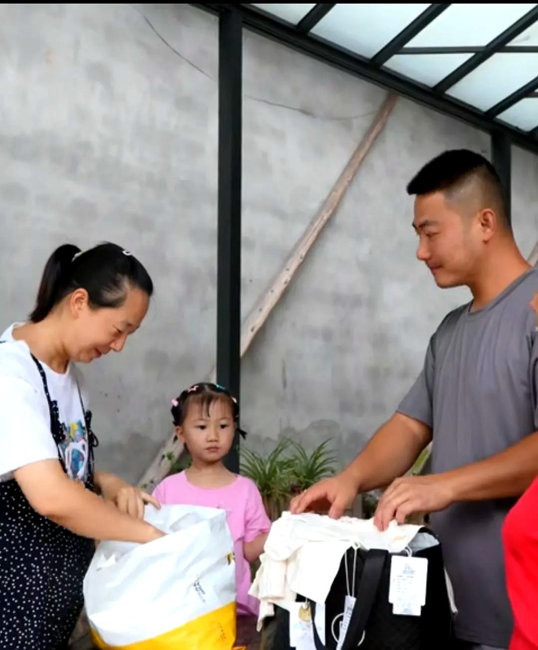 倒计时30天，外婆比孕妈还紧张

幺妈把婴儿连体衣洗了第三遍，手都搓红。

婷婷