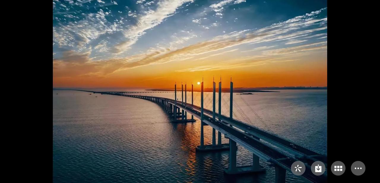 #晒一张相册里的旅行照片吧#海天一线，景如画卷，有通途，也有心灵的纽带！