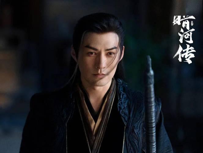 2026年3月热播古装剧《逐玉》，47岁严屹宽饰演权臣魏严，一出场便凭超强气场引