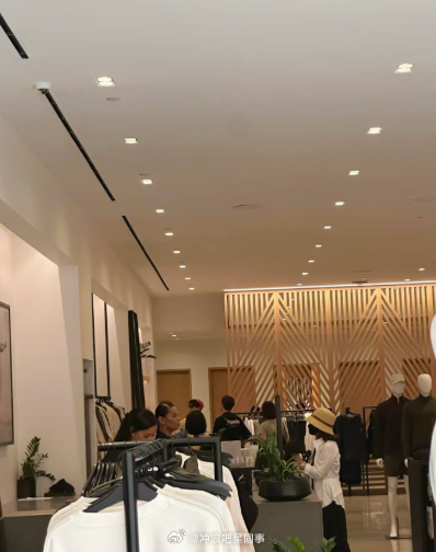 网友夏威夷偶遇杨洋购物偶遇杨洋在夏威夷购物 怎么人人都在偶遇！！！ ​​​