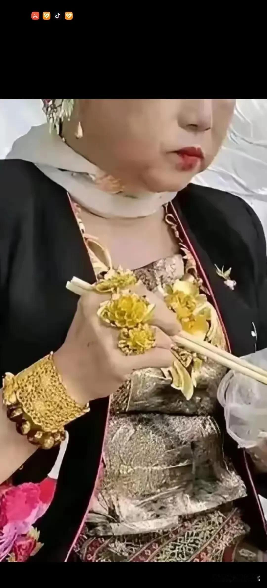 真看不明白，这位大妈，她是真富还是假富，说她是穷人，他满手戴着都是金子，胸前还戴
