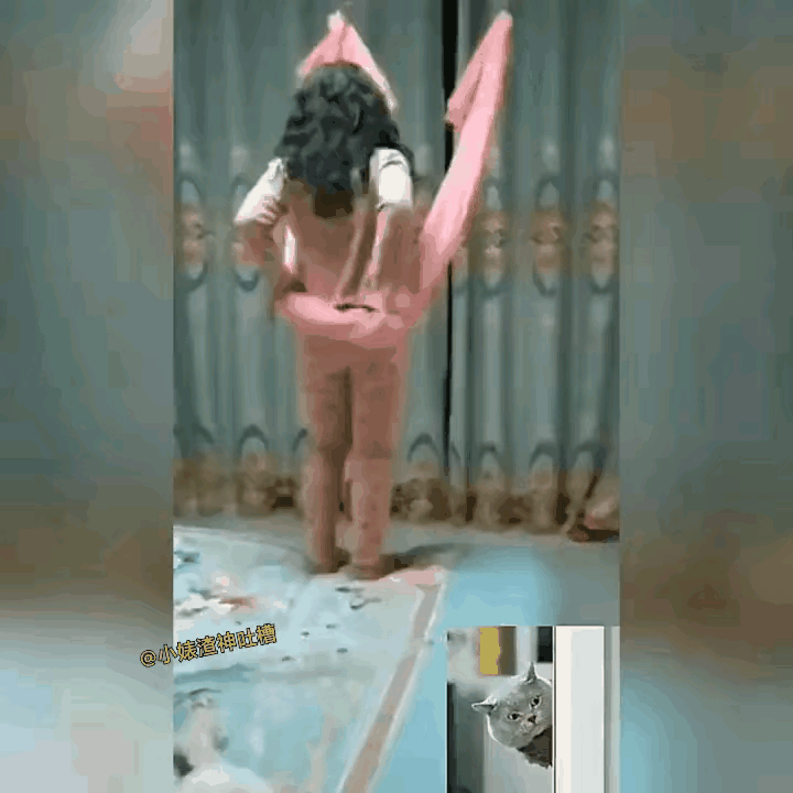 这位小姐姐本来想玩个仙气飘飘的空中飘带，结果一个用力过猛，直接荡出去“隐身”了！