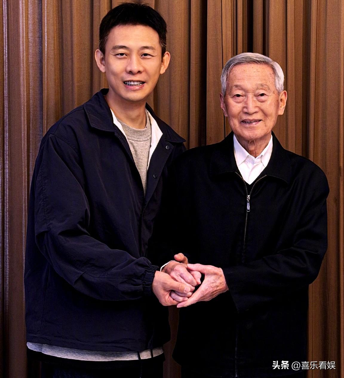 张译，发文致敬！
 
10月1号国庆节，张译发了篇致敬长文，还配了张跟一位白发老