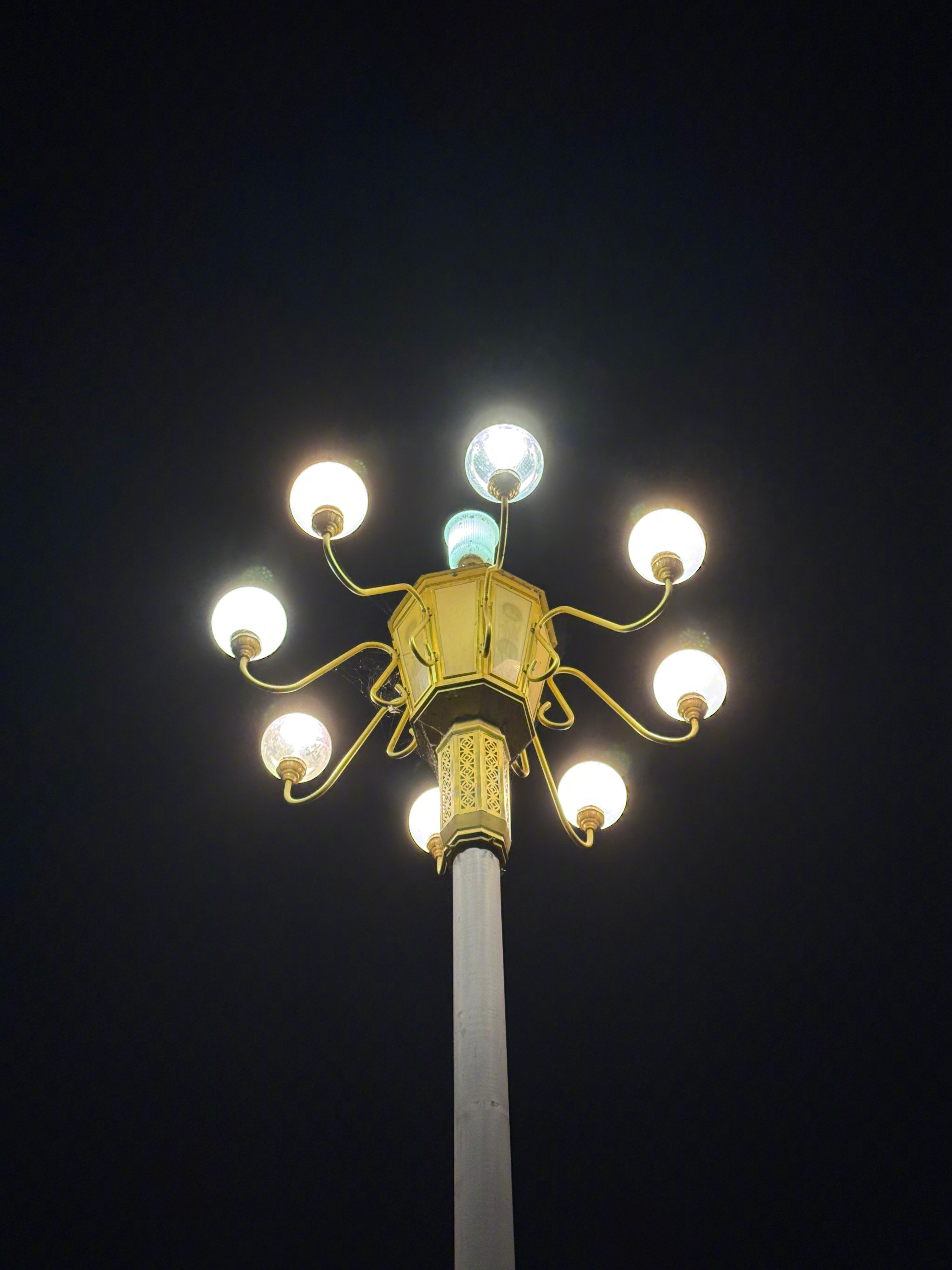 今天奶奶圆坟，🕯️世界又少了一位爱我的人，奶奶走好。  ​​​