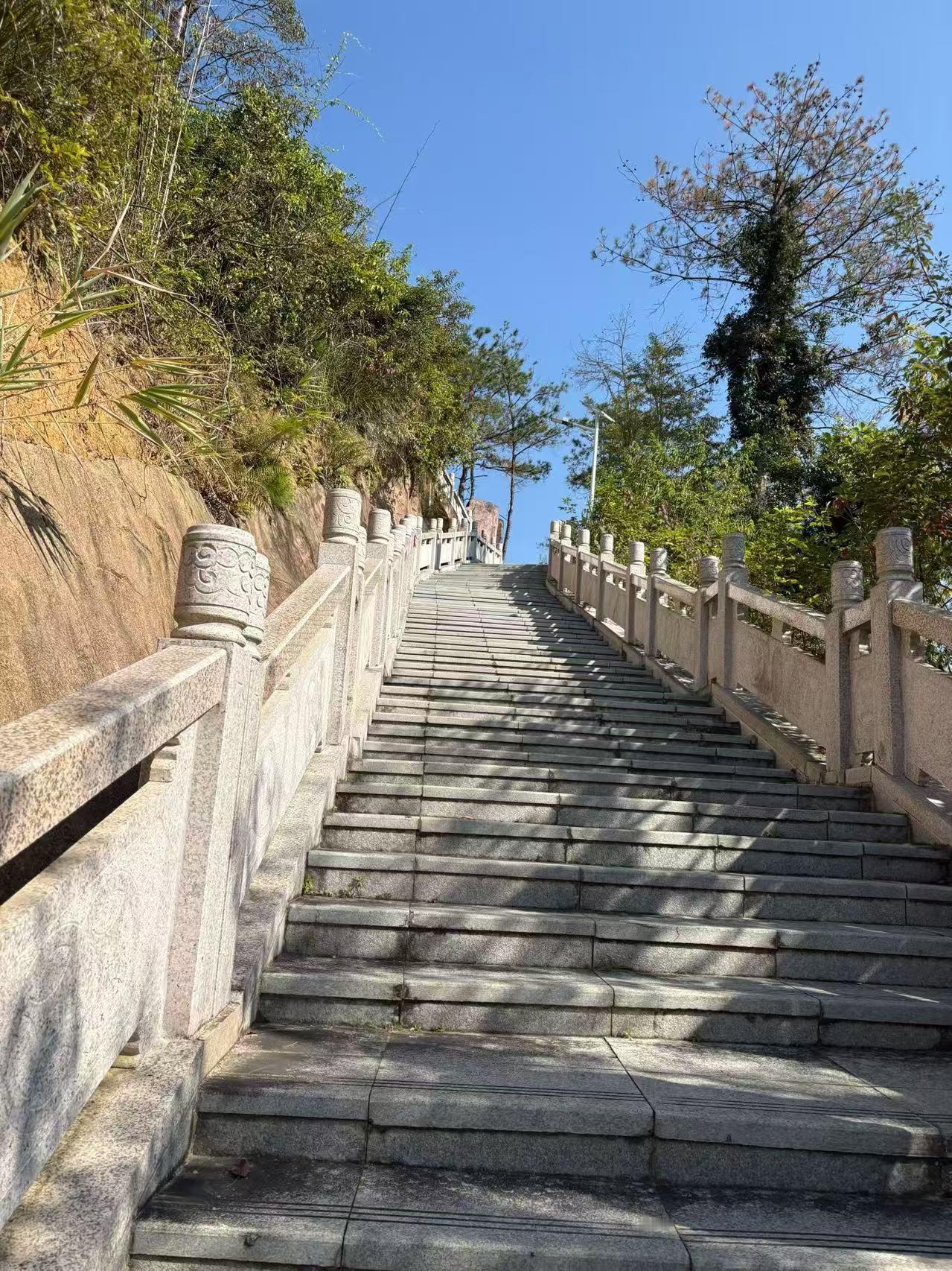 写给岁月里的自己人啊，走着走着就老了。以前觉得时间多的是，熬夜、瞎玩、不珍惜身体