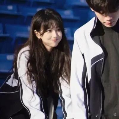 儿子高二谈恋爱。
有一次，我在半路遇到他从学校回来，他扭扭捏捏在后边低头走，有一