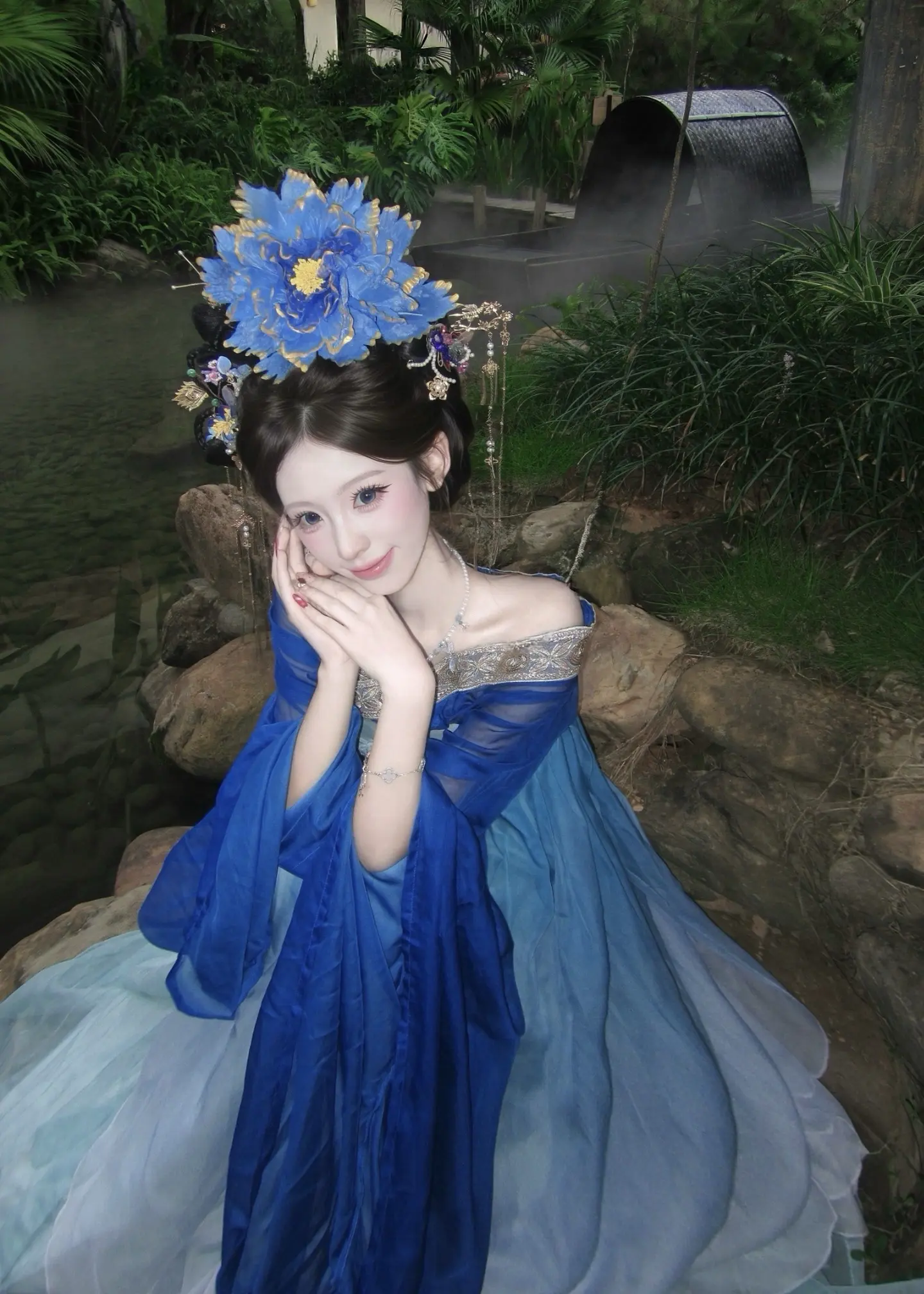 我与太多人的缘分朝生暮死如露水，唯独与你绵绵不绝如细流