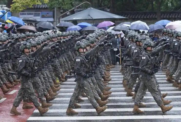 韩国军事专家公开宣判：这个世界上没有任何一个国家敢动中国，美国也算在内！很多人以