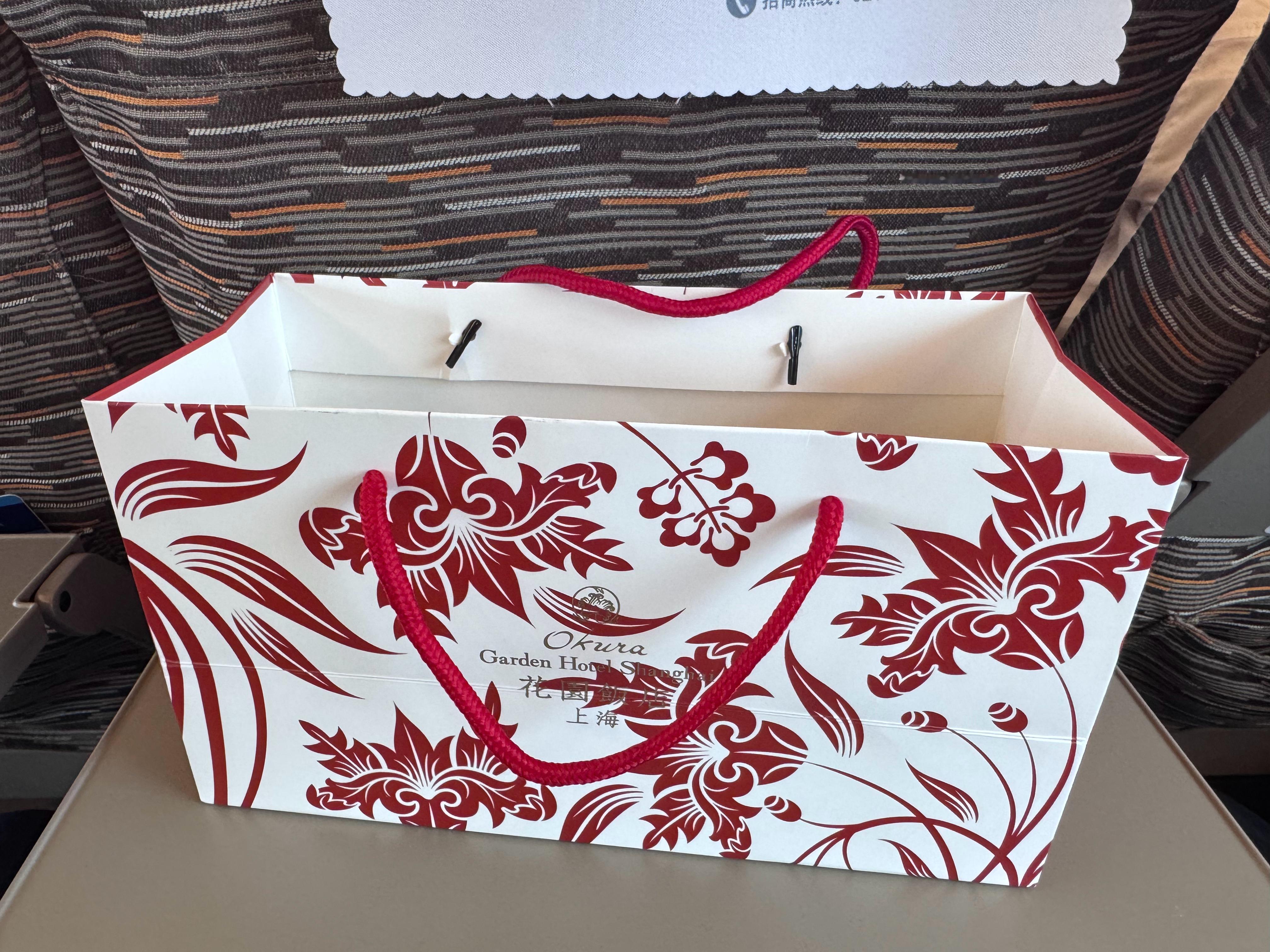 推荐一适合上海带的伴手礼花园饭店的白脱饼干比较甜但不腻送女生非常合适短途带着没问