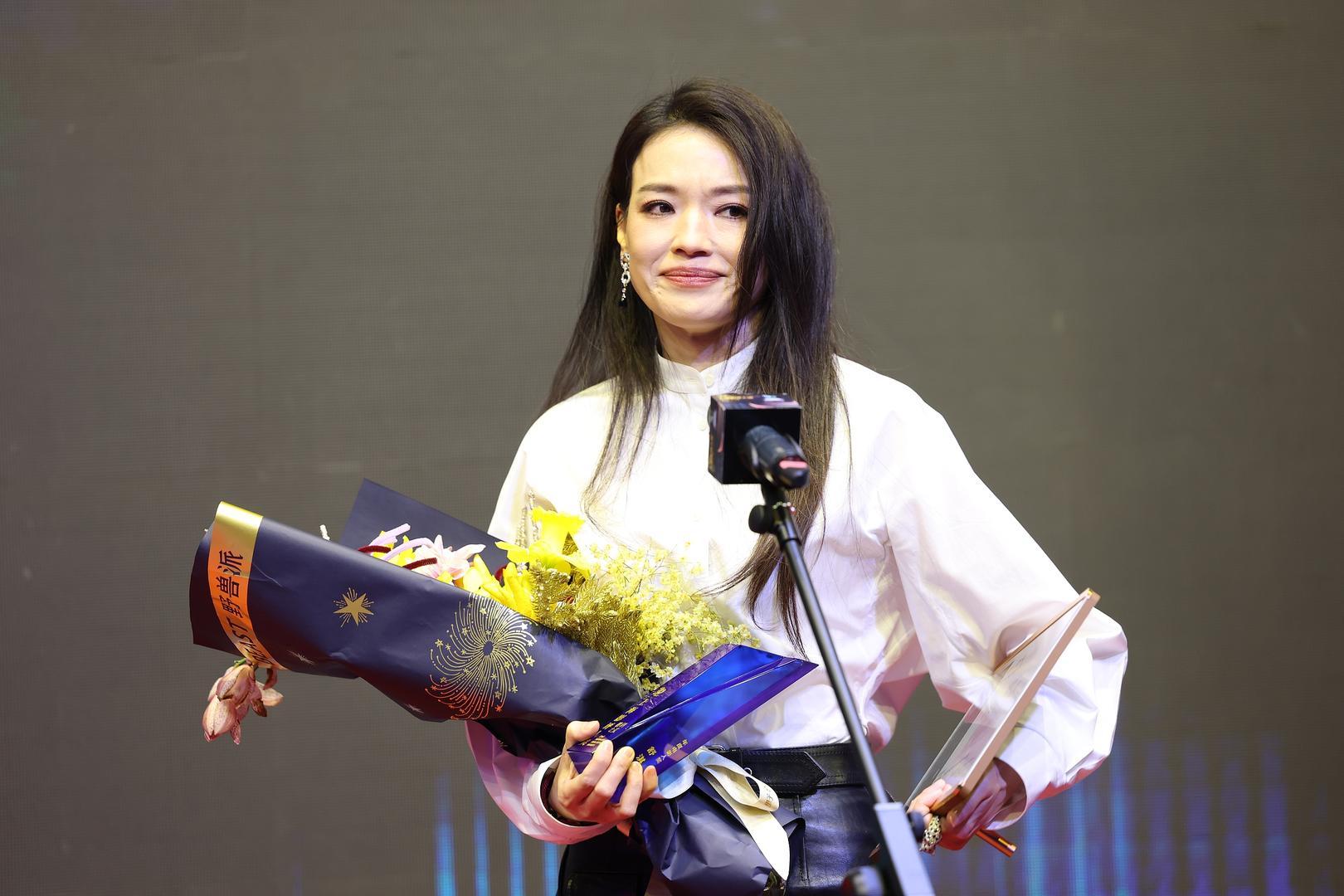 【#49岁舒淇称害怕衰老#：很怕跌倒，因为跌倒骨头会很痛】近日，即将迎来50岁生