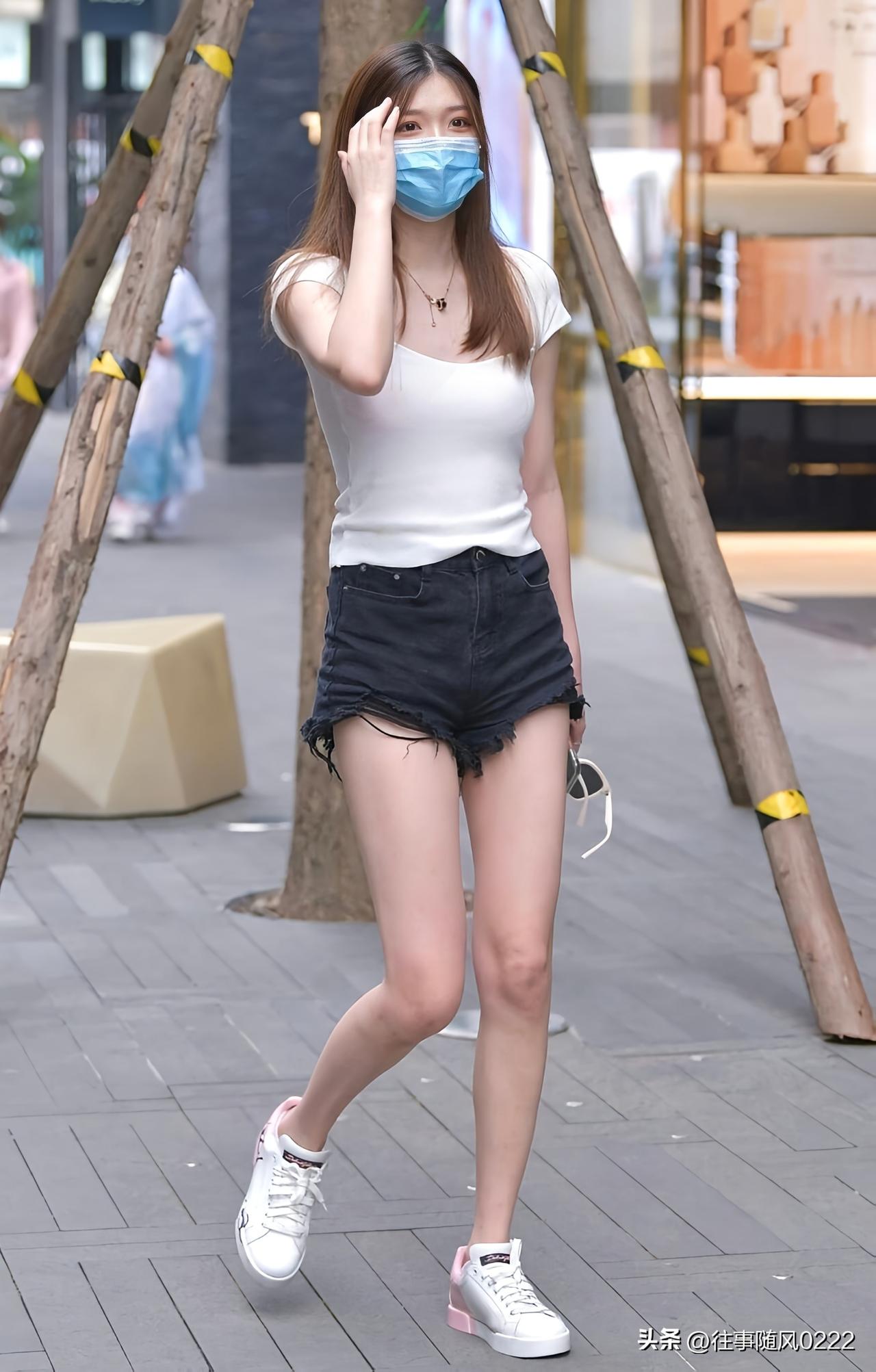 清新夏日穿搭，白色T恤+牛仔短裤，搭配白色运动鞋，活力满满