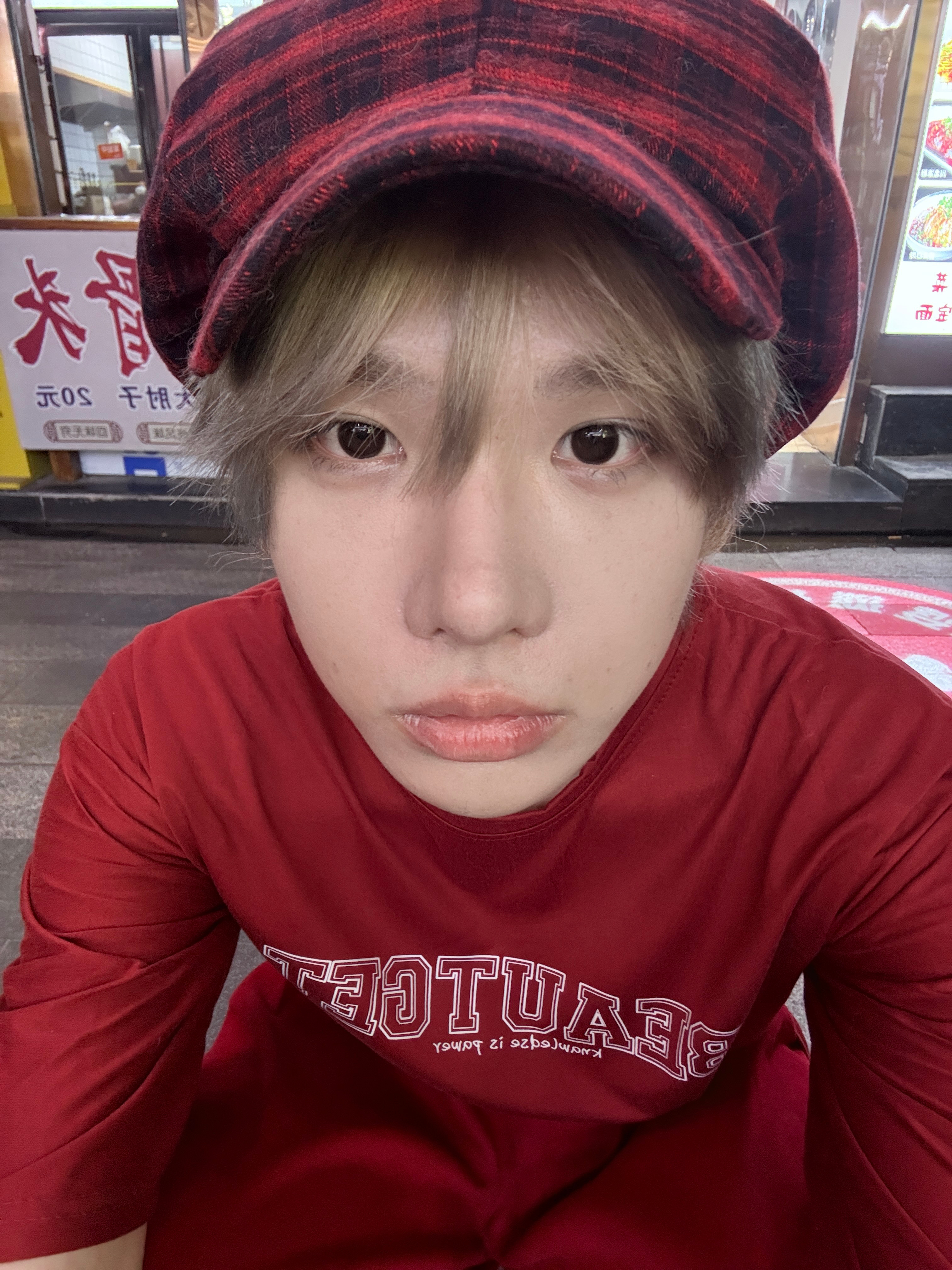 脸型流畅完全是bb最大的优点，但我现在也想自己脸凹一点 我感觉自己就是太贱了。 
