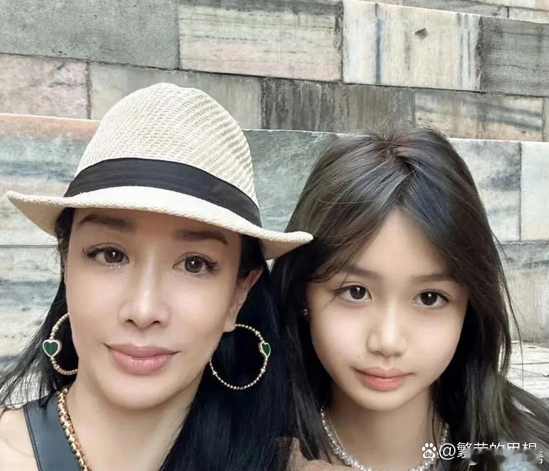 钟丽缇的女儿们真是颜值逆天，长大后更是惊艳不已，完美遗传了母亲的优良基因。 