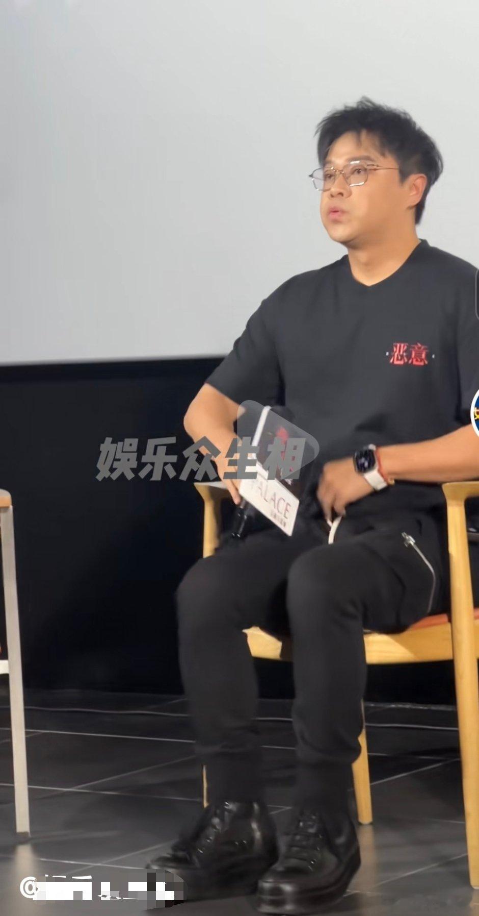 陈🐶还挺在意外形，这鞋底几厘米[偷笑] ​​​