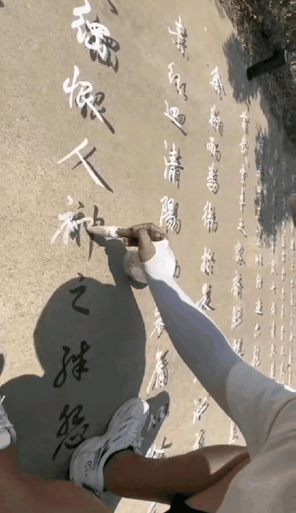 “终于火到央视了！”河南周口，一名男子大热天在家闲的没事干，他不去上班，也不待在