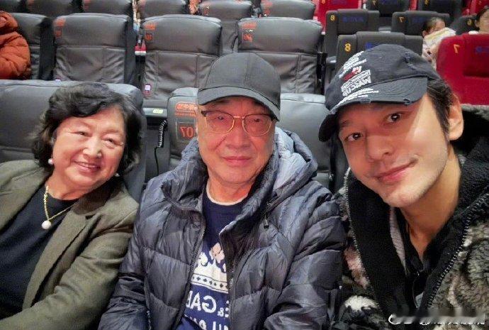 黄晓明带爸妈看哪吒2  黄晓明带家人看哪吒2 黄晓明带爸妈看《哪吒 2》，这家庭